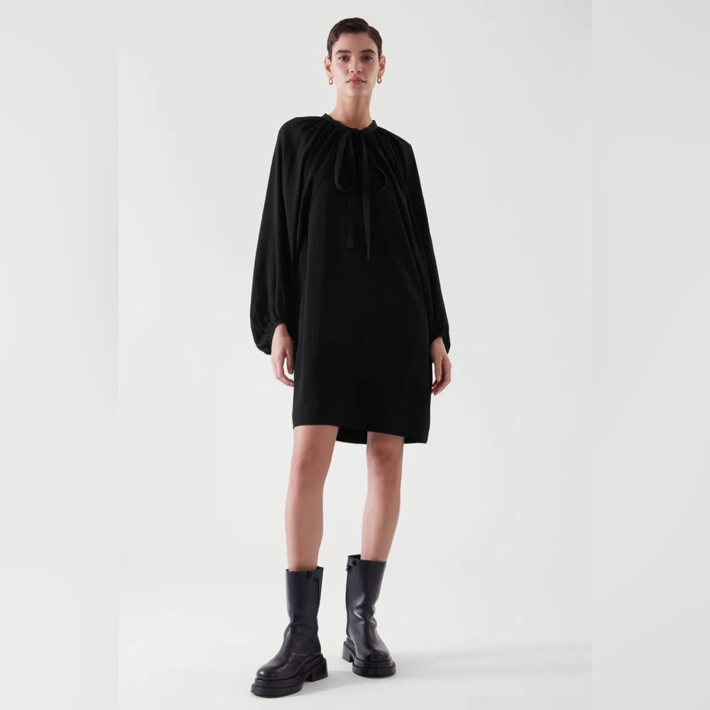 COS Cape Sleeve Dress🖤